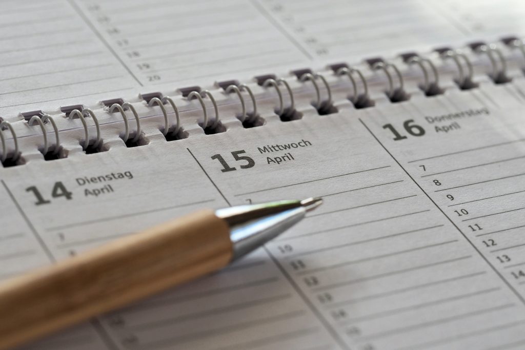 Cara membuat jadwal harian yang realistis untuk pemula agar produktivitas meningkat tanpa burnout. Simak tips dan template jadwalnya.